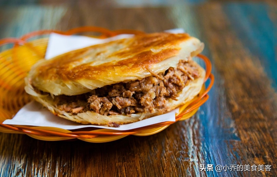 特色小吃潼关肉夹馍,潼关肉夹馍来源于潼关