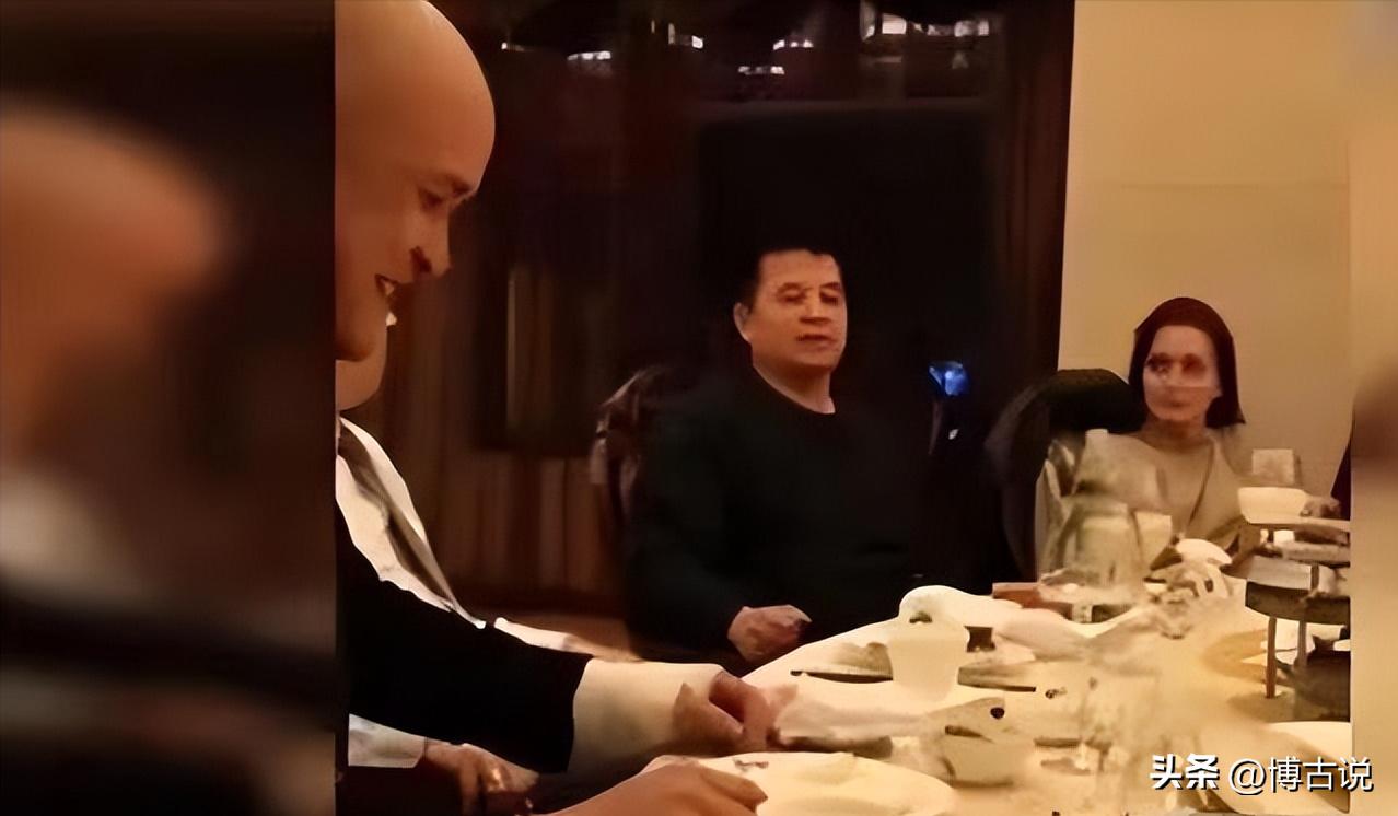 64岁毕福剑现状凄惨，陋居农村，吃力修三轮，活该付出惨痛代价