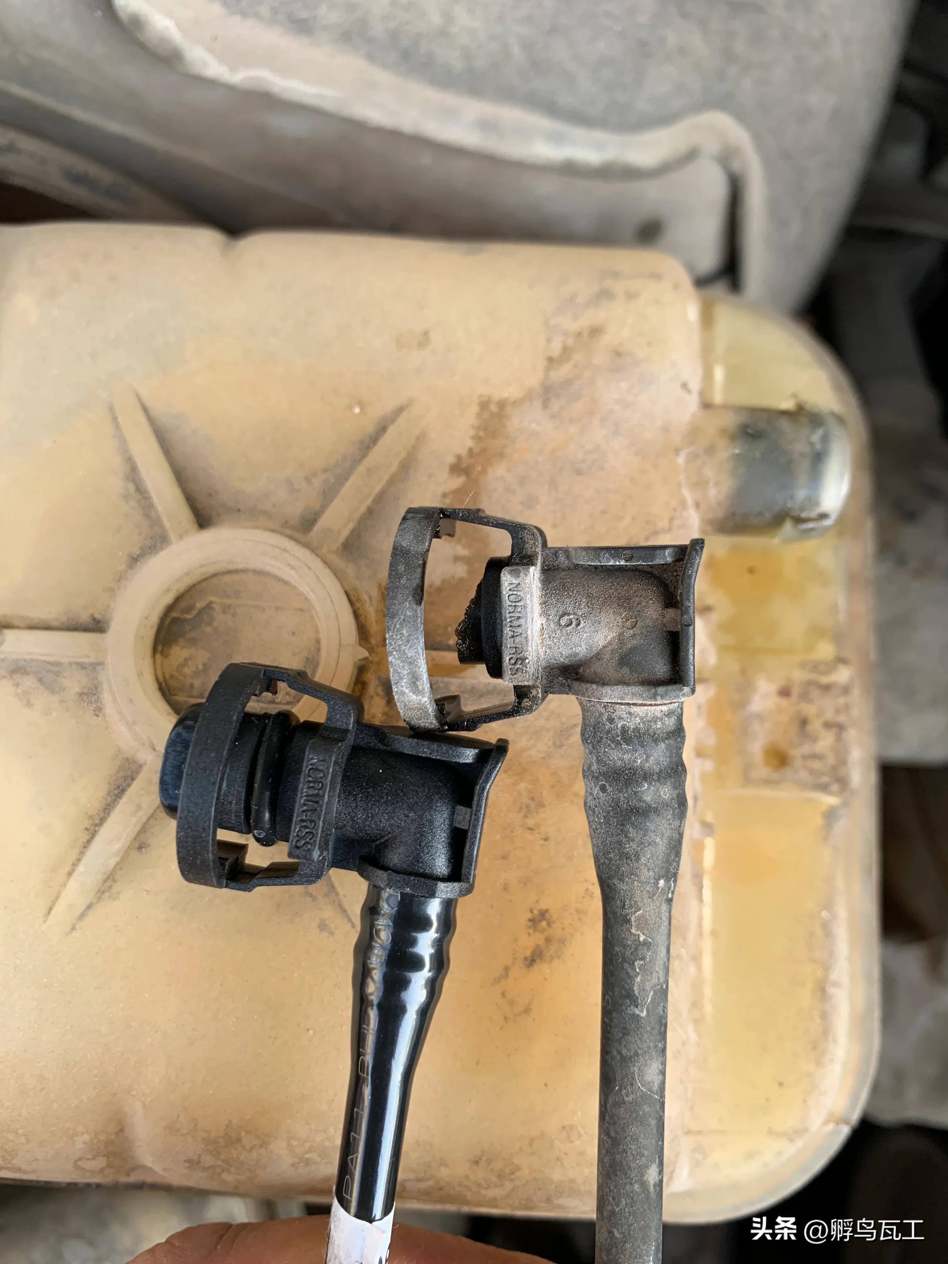 标致508防冻液箱管子怎么换,16款标致408换冷却液