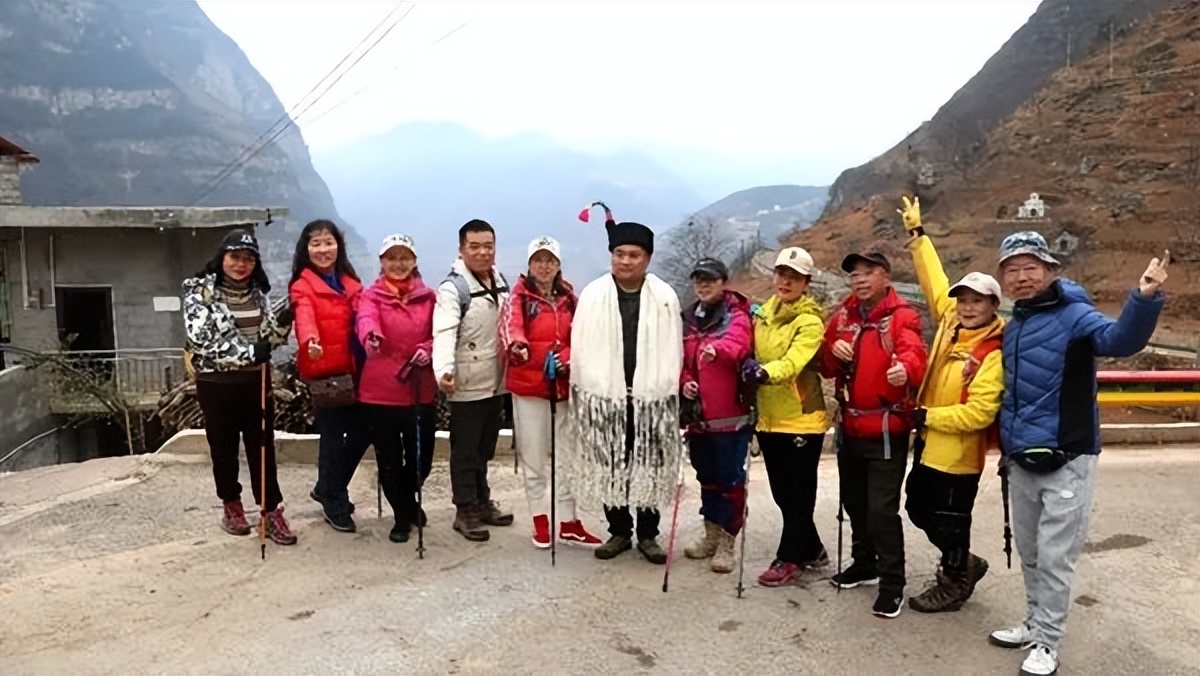 悬崖古村两届人大代表致富路上“接力赛”