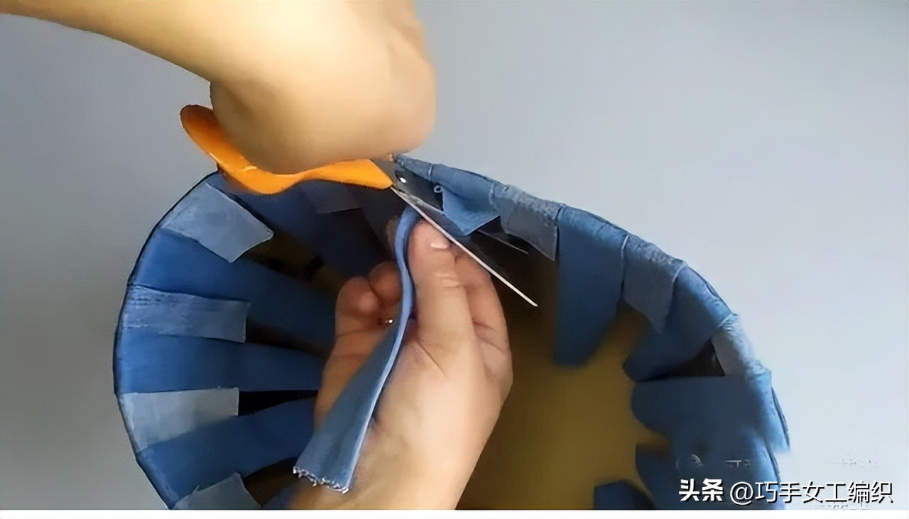 牛仔裤收纳神器改造,旧牛仔裤布条再利用的妙招