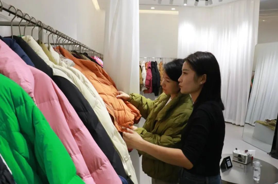 承包了全国50%羽绒服！这个南方小城，竟是世界羽绒服的“制造中心”？