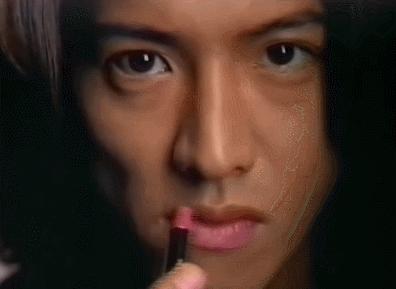 胡茬红唇，救命，代言化妆品的男明星太吓人了