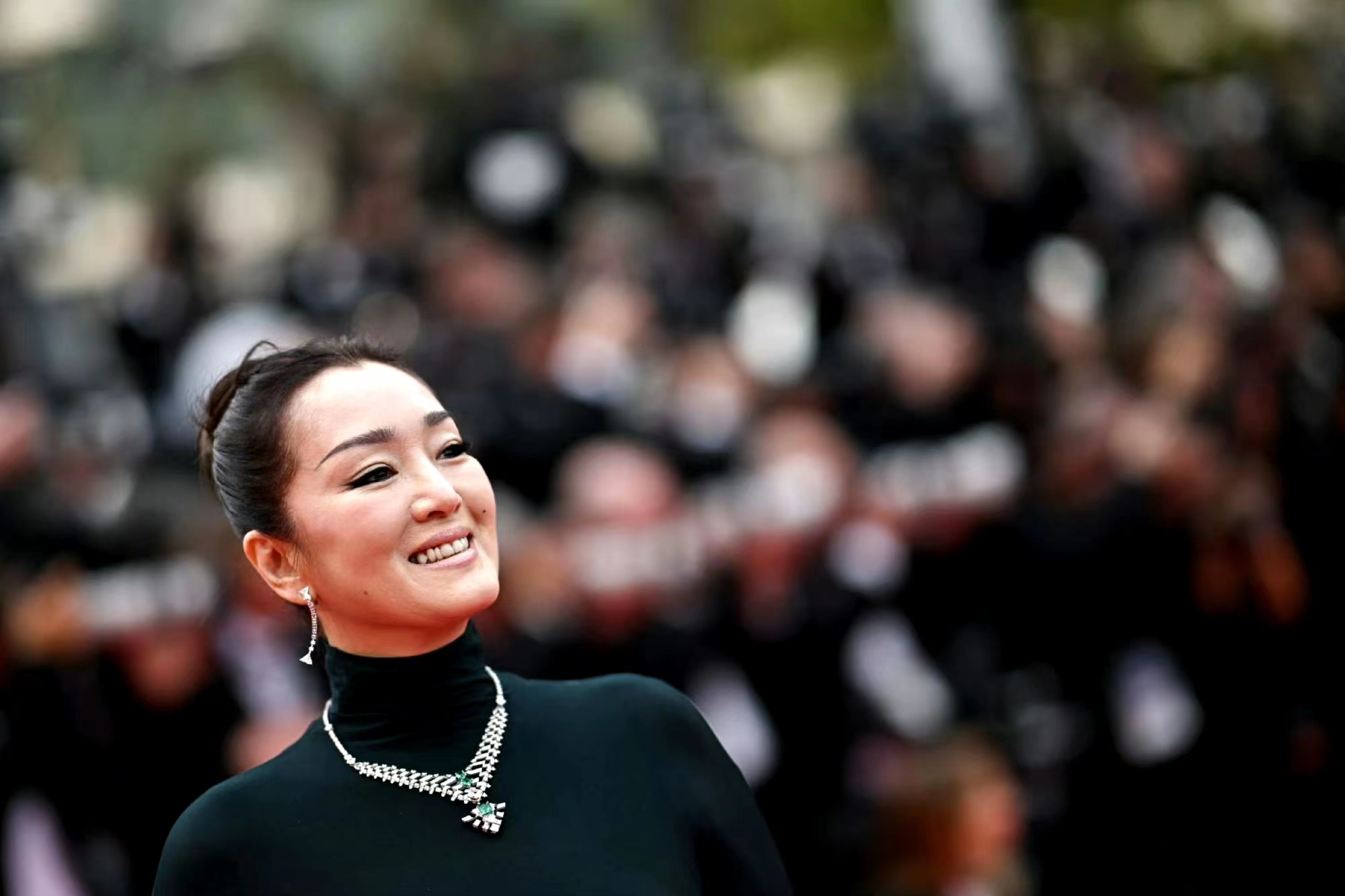 巩俐走红毯享受清场待遇!穿黑礼服像女王登基超牛,被戛纳宠上天