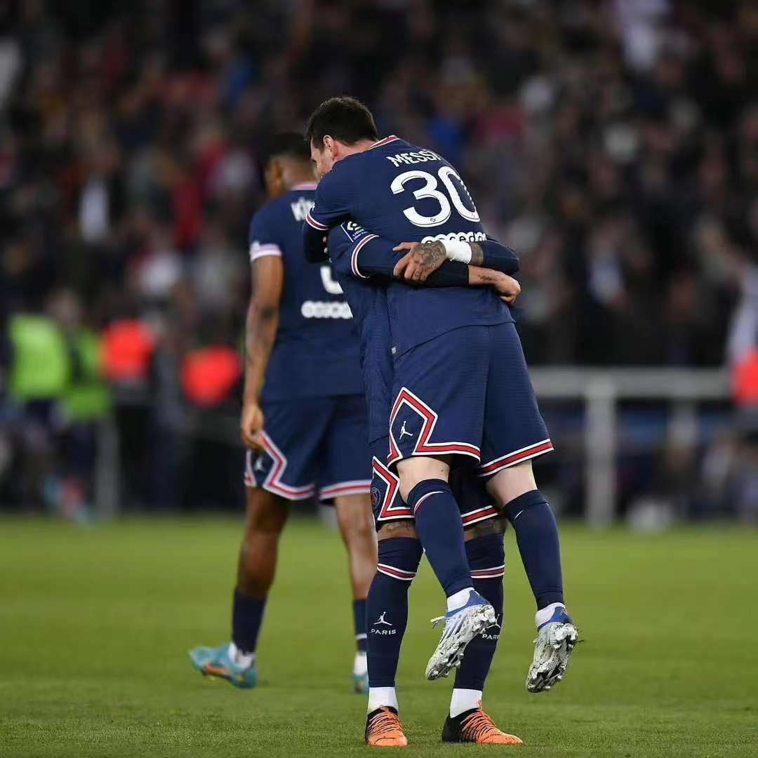 后期合成?梅西新广告三脚连中30米垃圾桶,球迷:相信有这实力