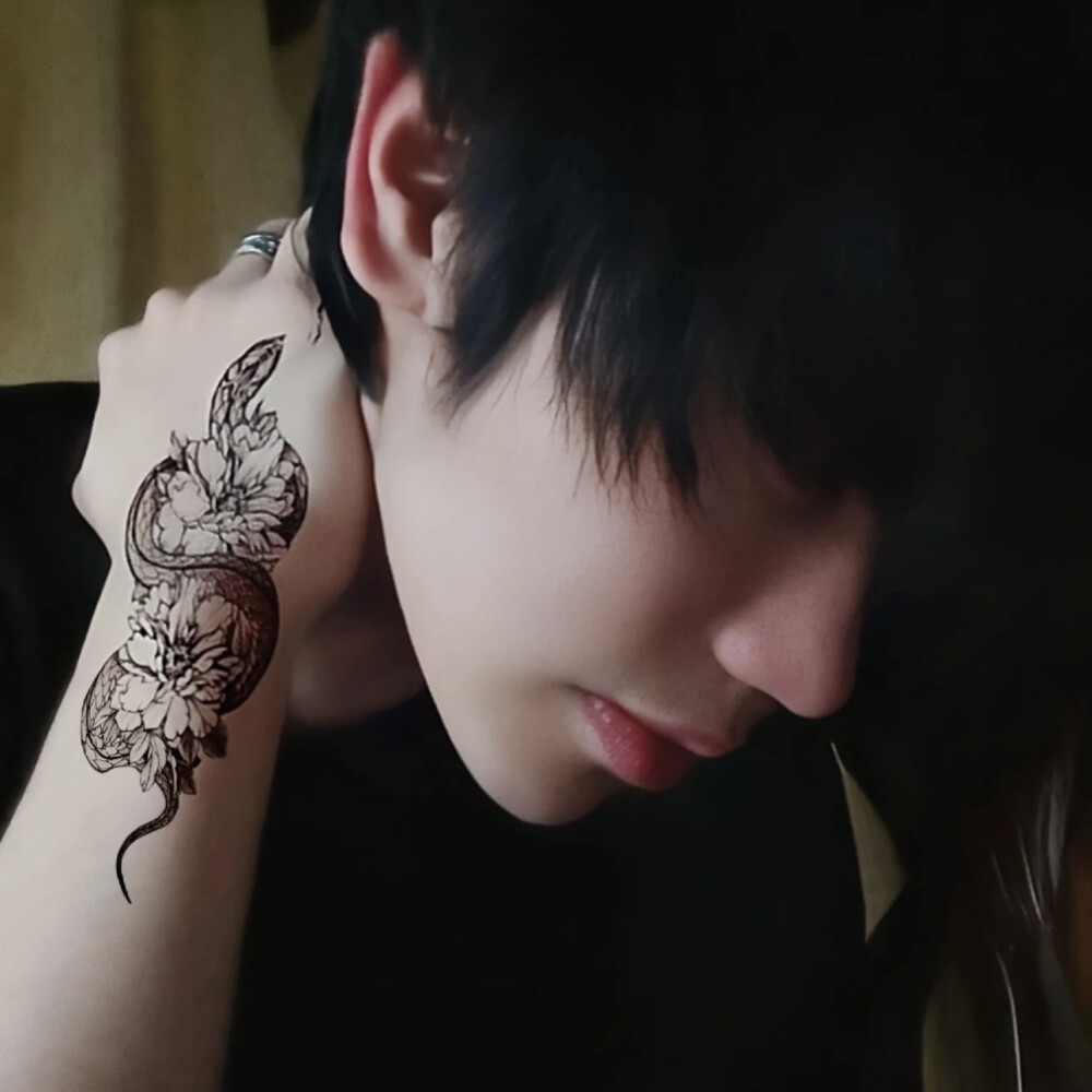 2023头像男生黑白高级质感,2024头像男生黑白高级质感