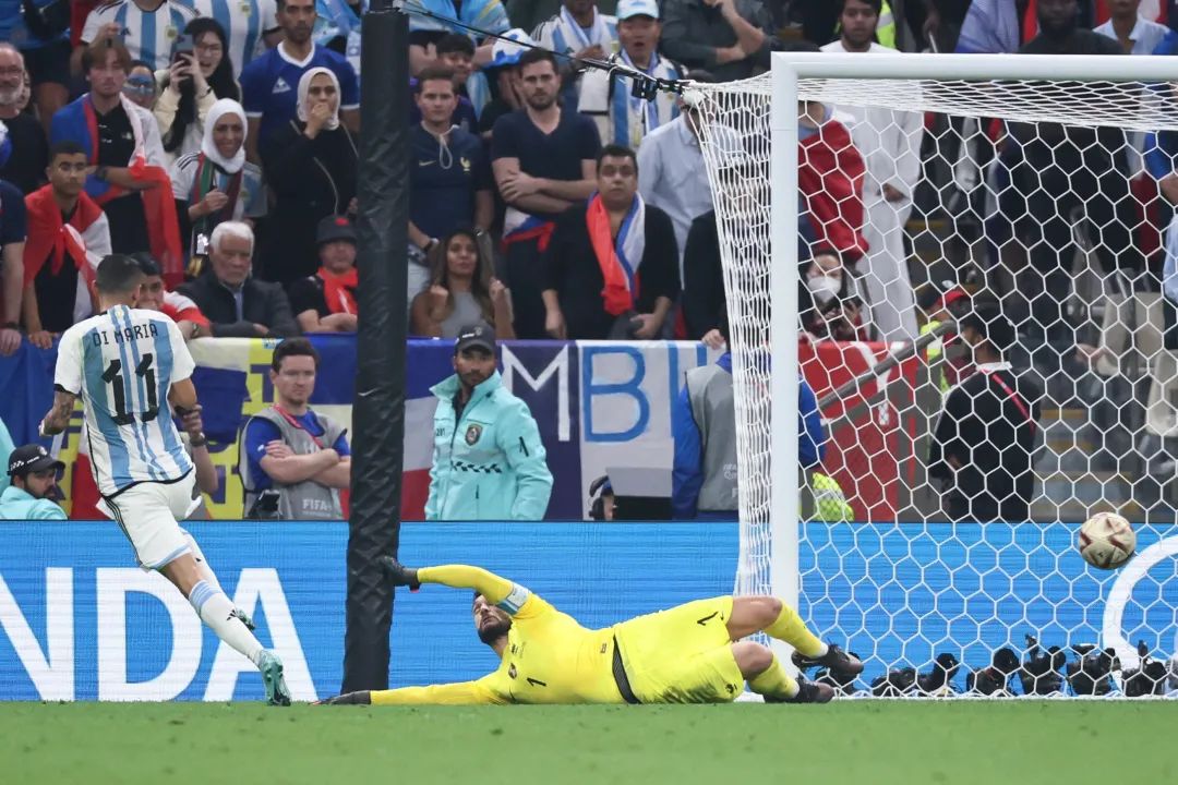 梅西与大力神杯擦肩而过,梅西背后的阿根廷