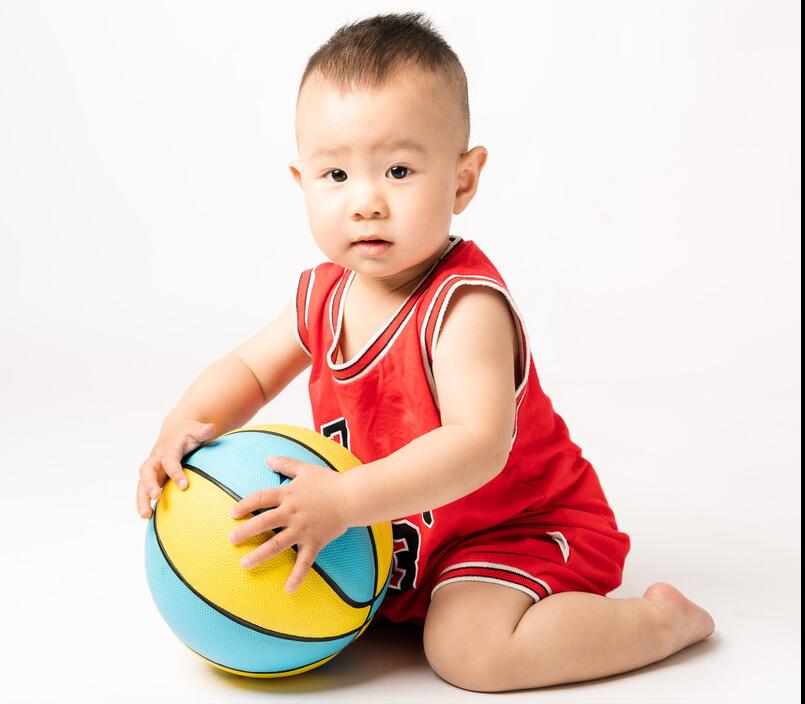 彩色小皮球小班户外活动,小班体育滚皮球