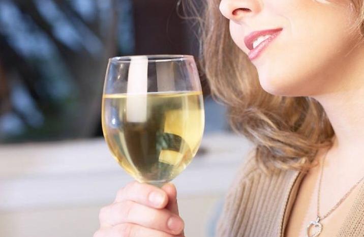 起泡甜白葡萄酒和白葡萄酒的区别,起泡葡萄酒和白葡萄酒哪个好喝