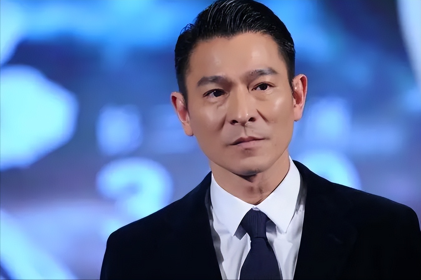 追星青年翻墙、散尽家财、自杀等现象频出，保安怒怼对得起父母吗