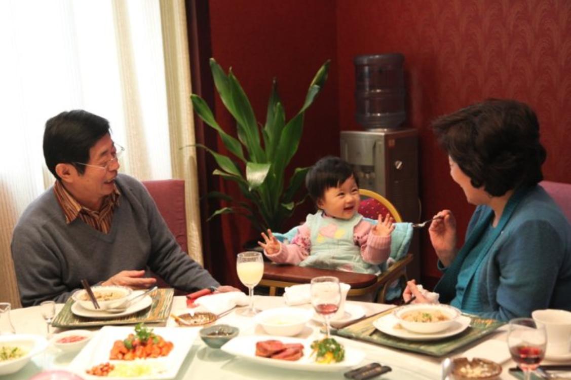 宝宝一岁后喝奶像吃饭过度,小孩一岁后以喝奶为主食营养够吗