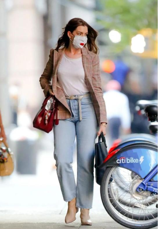 26岁好莱坞女星遭网暴！穿薄纱礼服公开露胸，被嘲胸太丑令人作呕