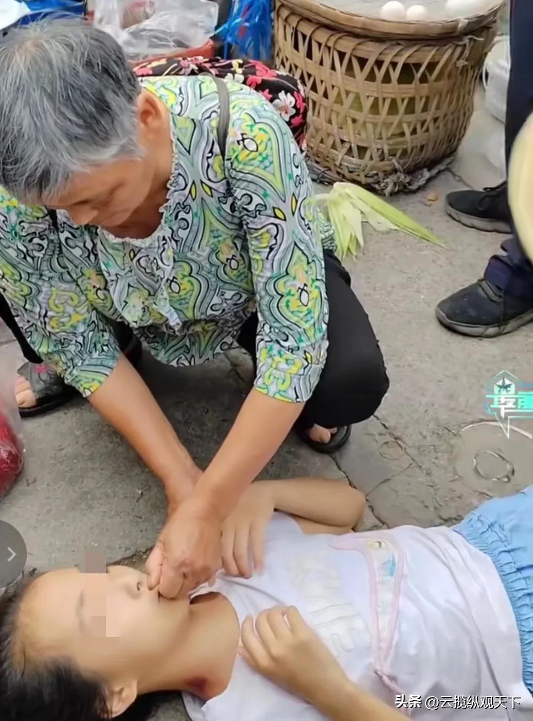 小女孩中暑晕倒,正能量路人营救中暑晕倒抽搐儿童