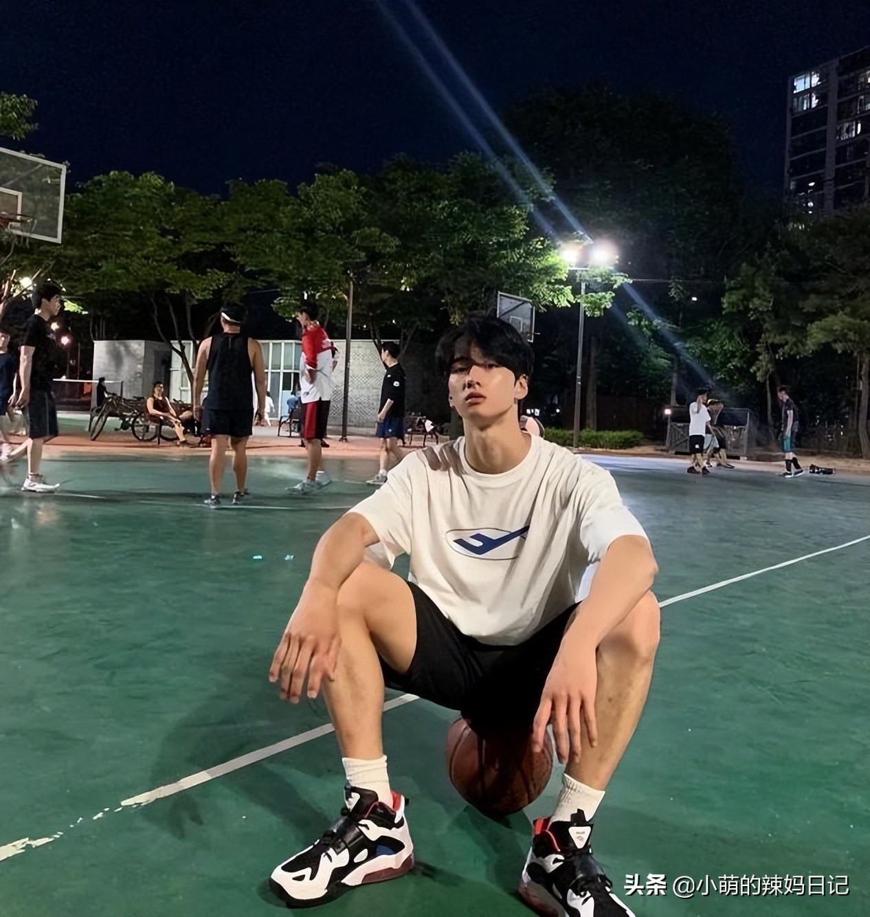 男人过了30岁就别穿衬衫,男人怎么穿t恤配修身牛仔裤