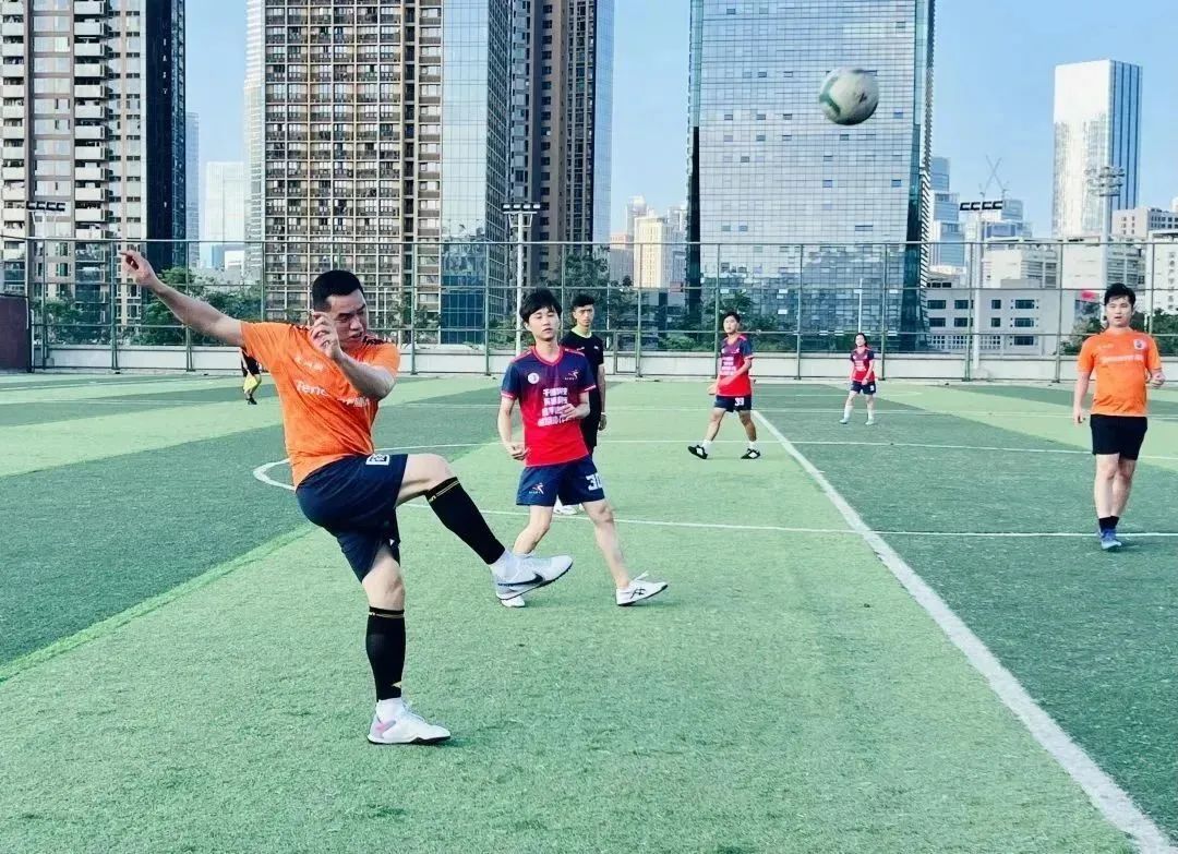 踢足球的学长,踢足球印象深刻的同学