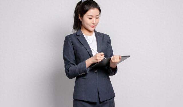 我和朋友吃饭,女服务员打翻一盆菜,我发现,女服务员状态不对