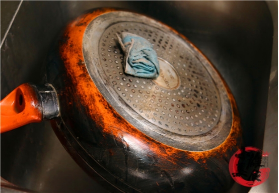 烧黑的炒菜锅怎么洗干净,炒过菜锅为什么特别难洗