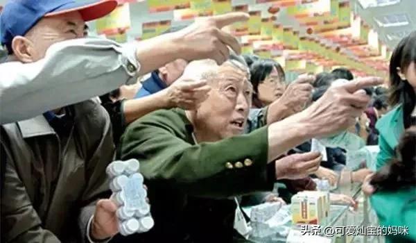“退烧药成盒扔”国人跟风习惯自叹不如，囤货的人钱赚疯了吧！