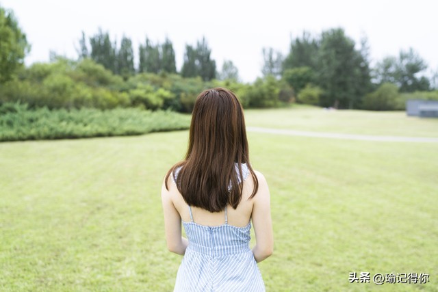 男子低头玩手机差点被绊倒,男子低头玩手机过马路被撞