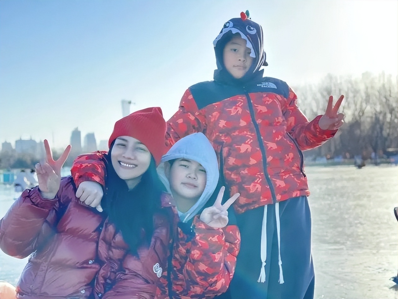 沙溢胡可全家福曝光！夫妻同框似父女，9岁儿子胖到认不出恐长残