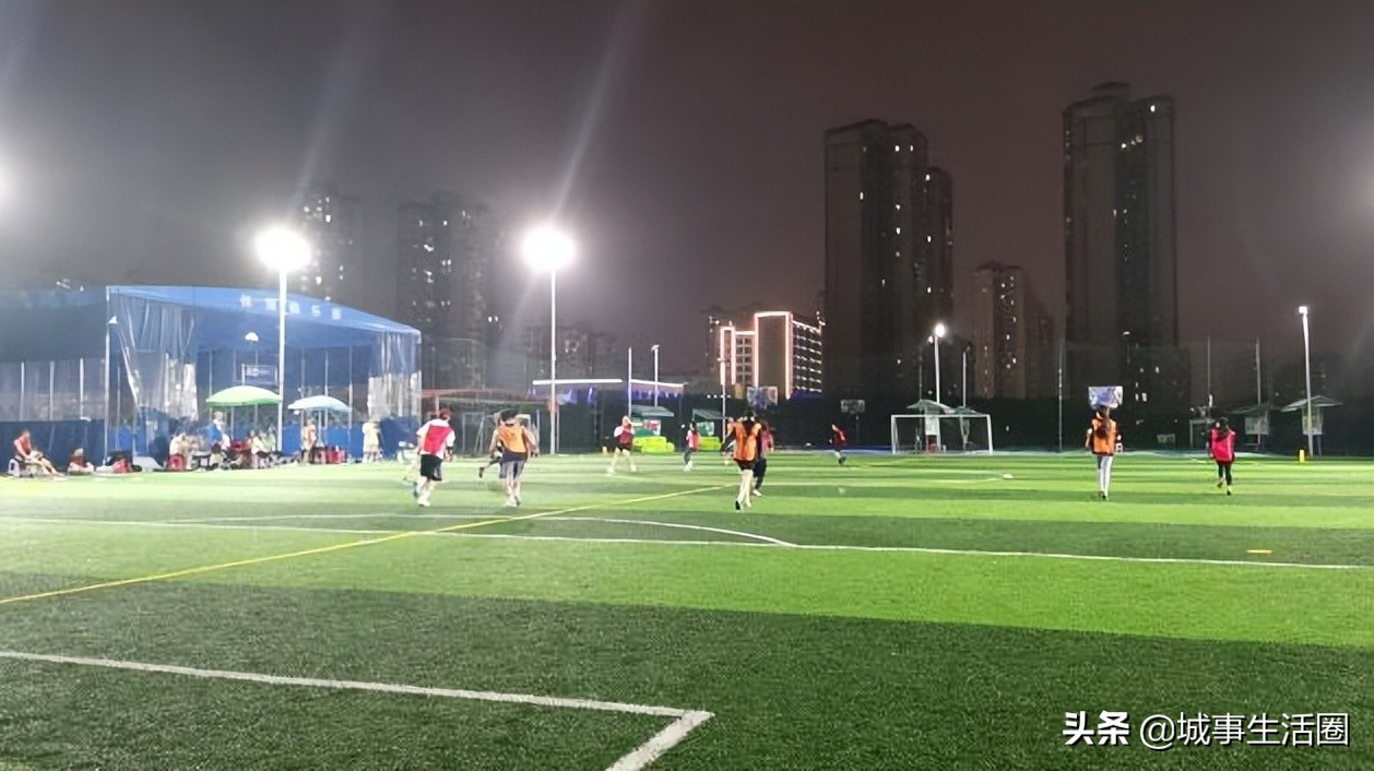 飞盘运动正悄然俘获年轻人的心,足球场地内玩飞盘