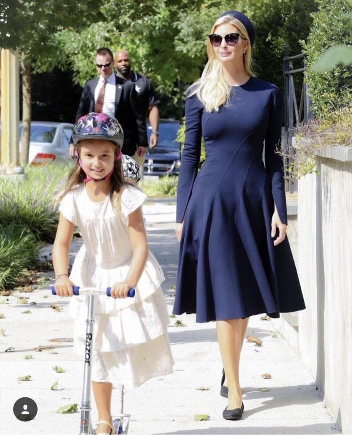 贾玲穿的鞋子品牌,贾玲今年春节穿的鞋