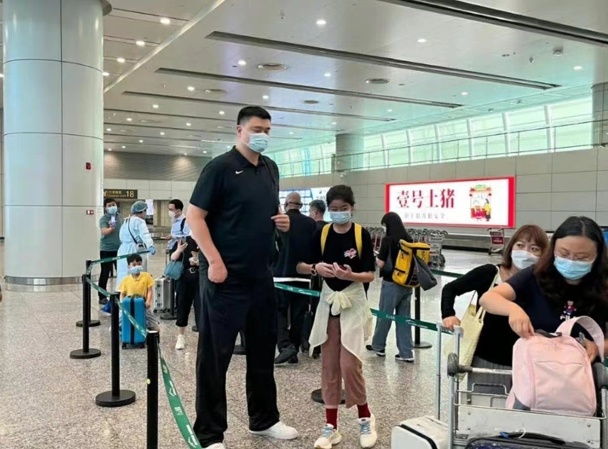 姚明带10岁女儿的合影,姚明携女儿现身机场