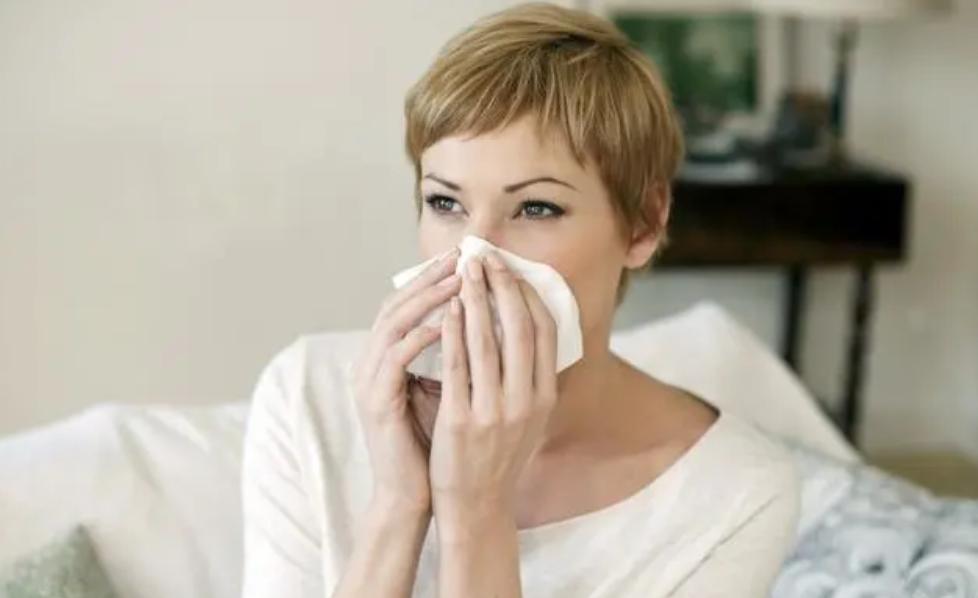 一打喷嚏、咳嗽就漏尿？医生：这是一种病，中老年女性更常见