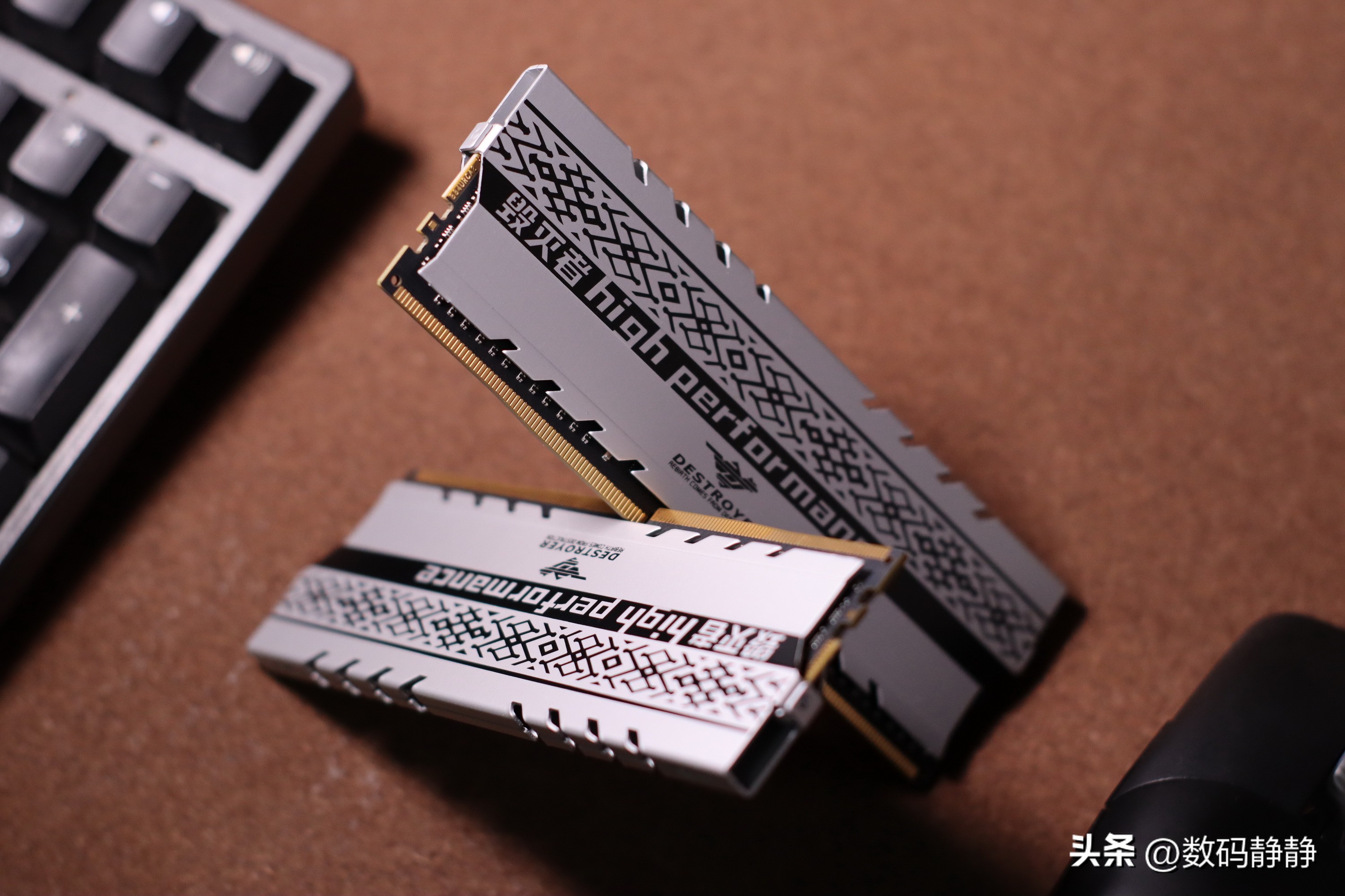 内存降价更显产品超值，毁灭者DDR43200MHz高频内存：真香！