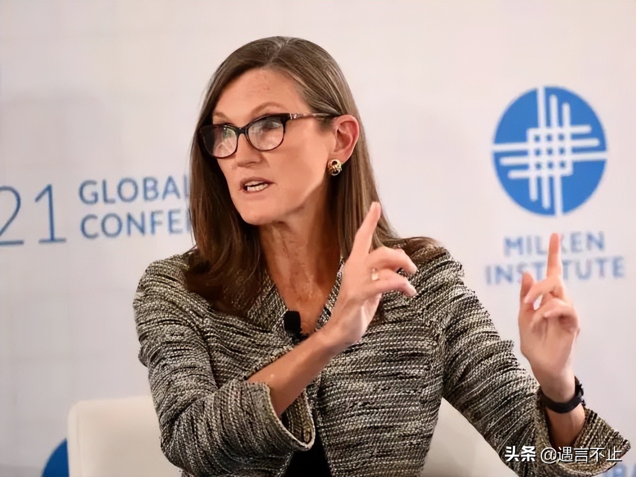 57岁封神，65岁翻车，女股神木头姐是被风吹上天的猪？