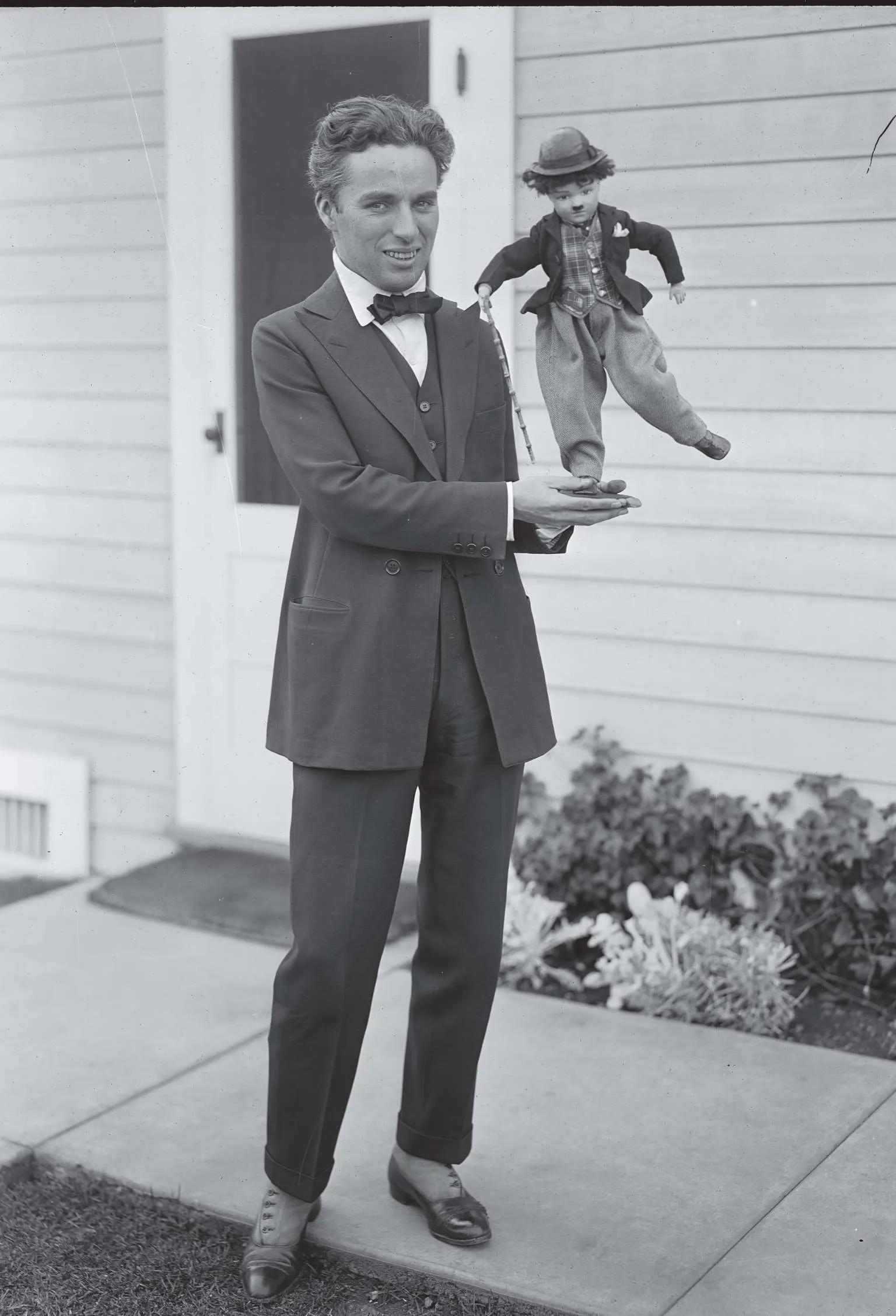 喜剧大师卓别林成名故事,喜剧大师卓别林无厘头