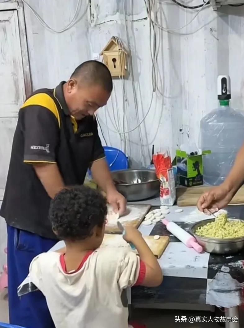 东北小伙在非洲打工娶莫桑比克媳妇,生俩娃,发现非洲女人很勤快