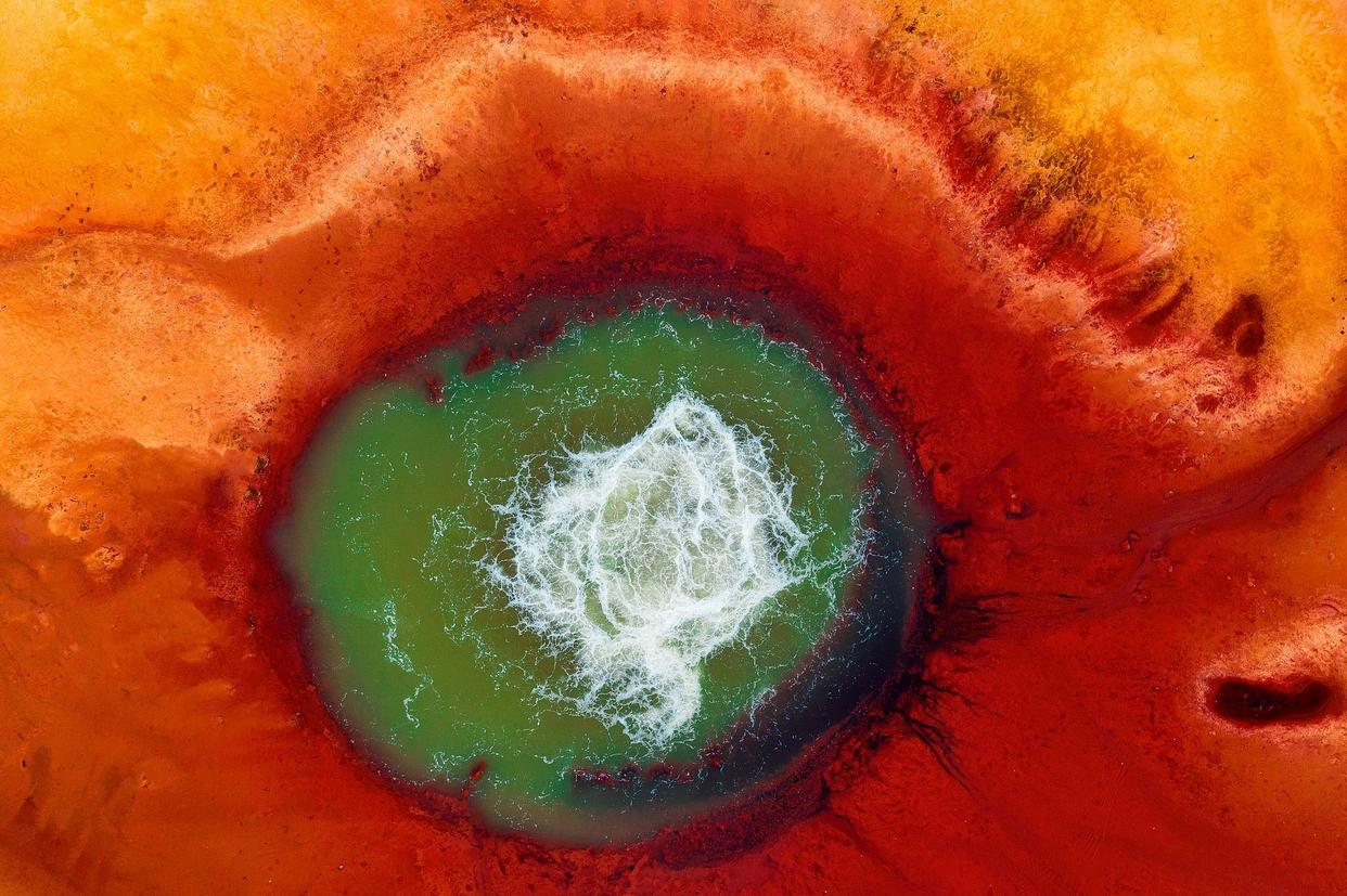 泉深八百似赤瞳，流经后寸草不生，青海的“恶魔之眼”如何形成？