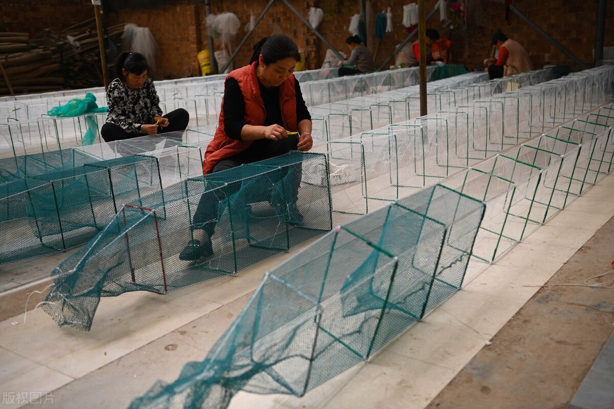 山东聊城引领“巾帼车间”，妇女加工渔网忙，每天收入60元左右