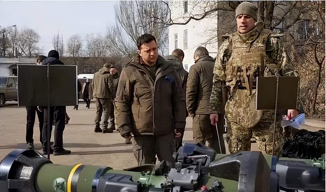 泽连斯基喊话美国不要空手来,泽连斯基热情回应拥抱请求