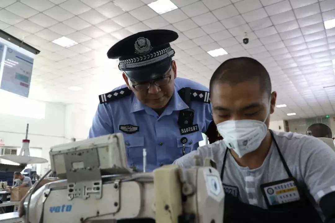 监狱里的狱警会很严厉吗,监狱里看上去凶恶的人其实很温柔