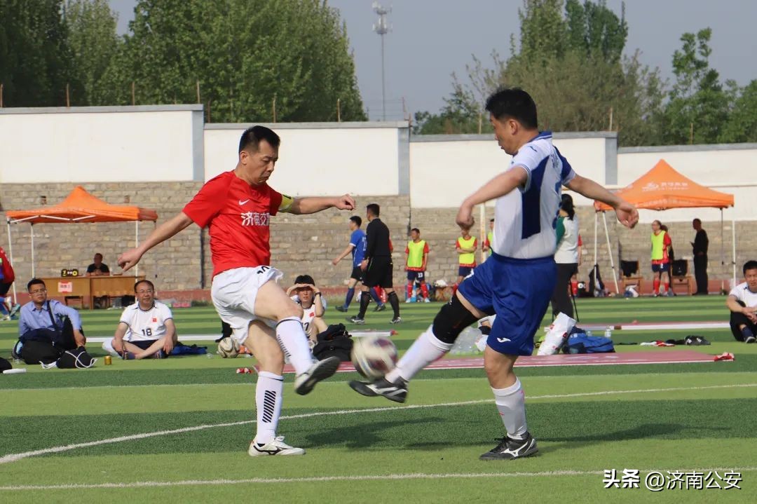 瞧瞧～警察队伍里的“足球小子”！