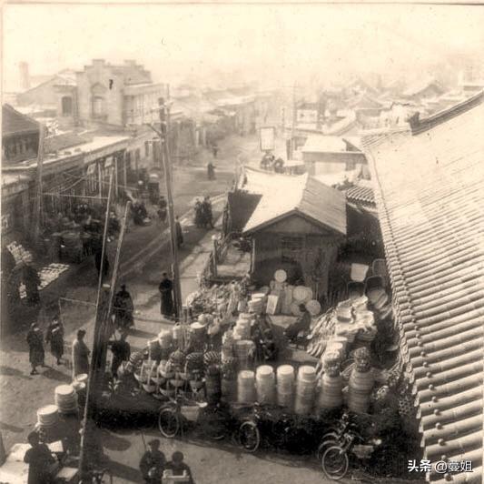 卑鄙龌龊老照片:*楼青**女子妖娆多姿,妇女露胸喂奶被孩子撕扯衣服