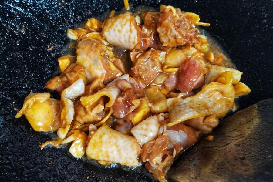 炖鸡肉发柴，原因是你只会焯水，大厨教你一个诀窍，鸡肉又鲜又嫩