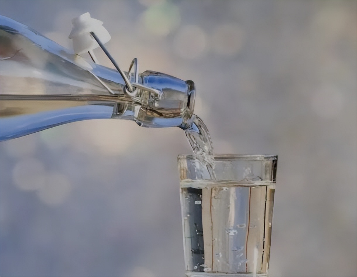 喝水是热水兑冷水还是冷水兑热水,喝水时先倒热水还是先倒冷水