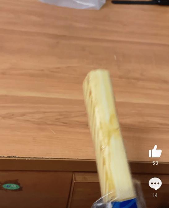 吃一口黑麦面包,吃一口黑汉堡