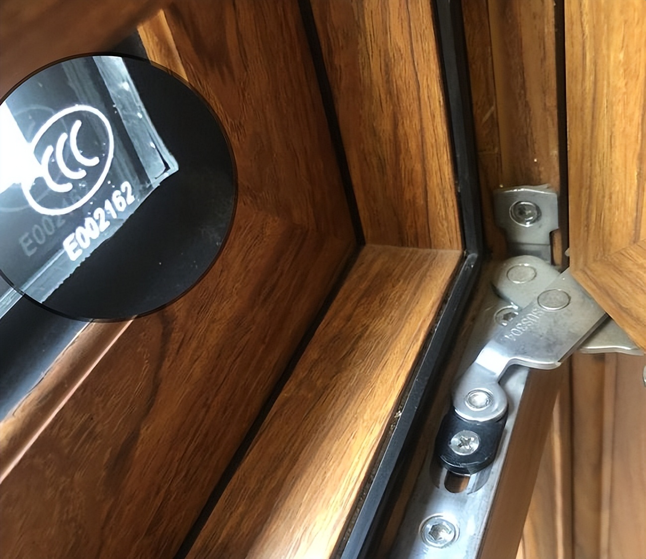 封阳台断桥铝铝材怎么选,断桥铝系统窗封阳台高端门窗定制