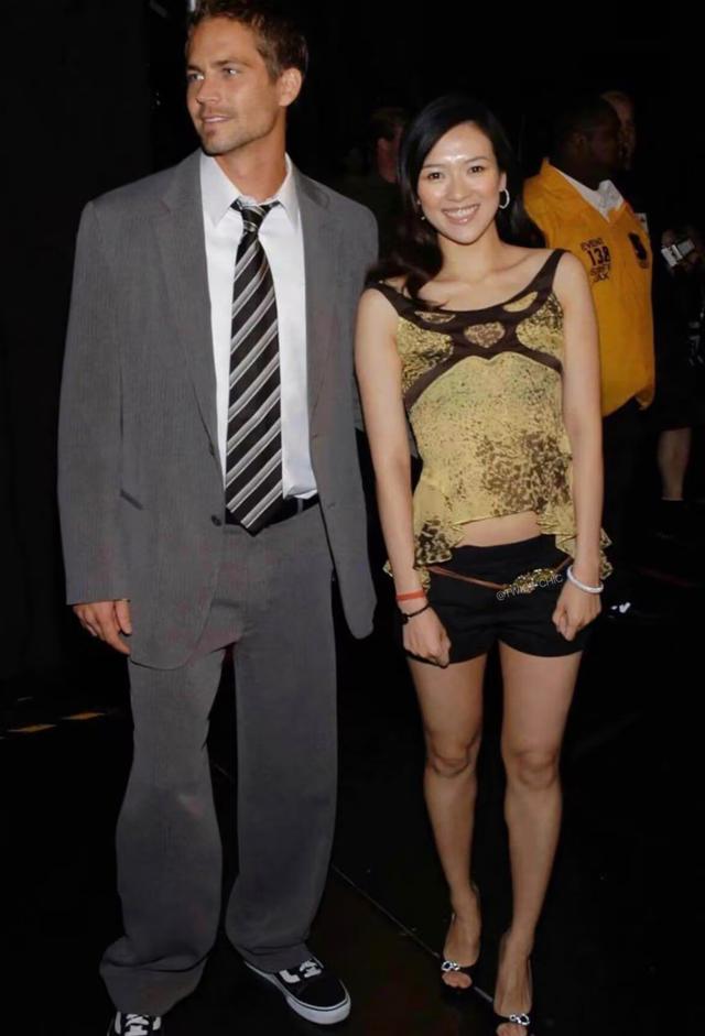 19岁的章子怡青涩年华演技出神,章子怡年轻时穿搭