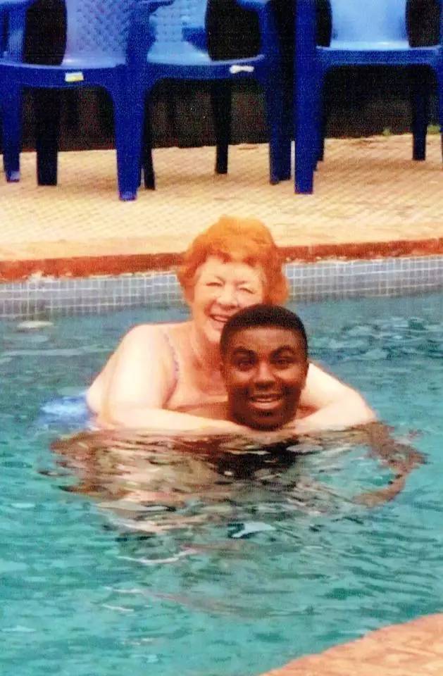 为了真爱，没见一面就私定终身，72岁英国老妇飞到非洲嫁27岁小伙