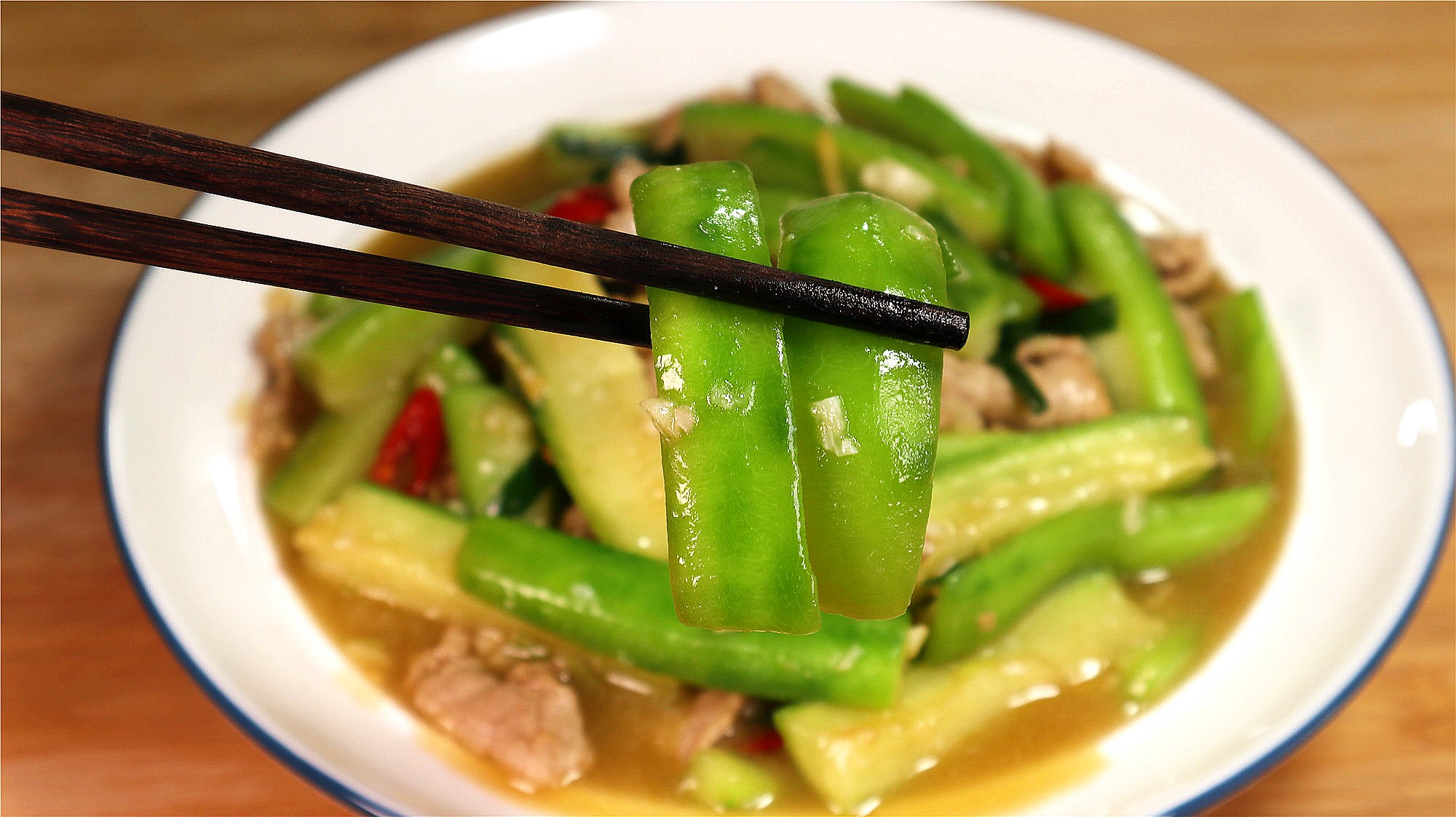 为什么在家烧丝瓜炒蛋丝瓜发黑,丝瓜炒毛豆怎样才能丝瓜不发黑