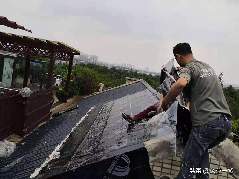 10多年的楼房漏水应该由谁处理,顶层新房总是漏水怎么投诉