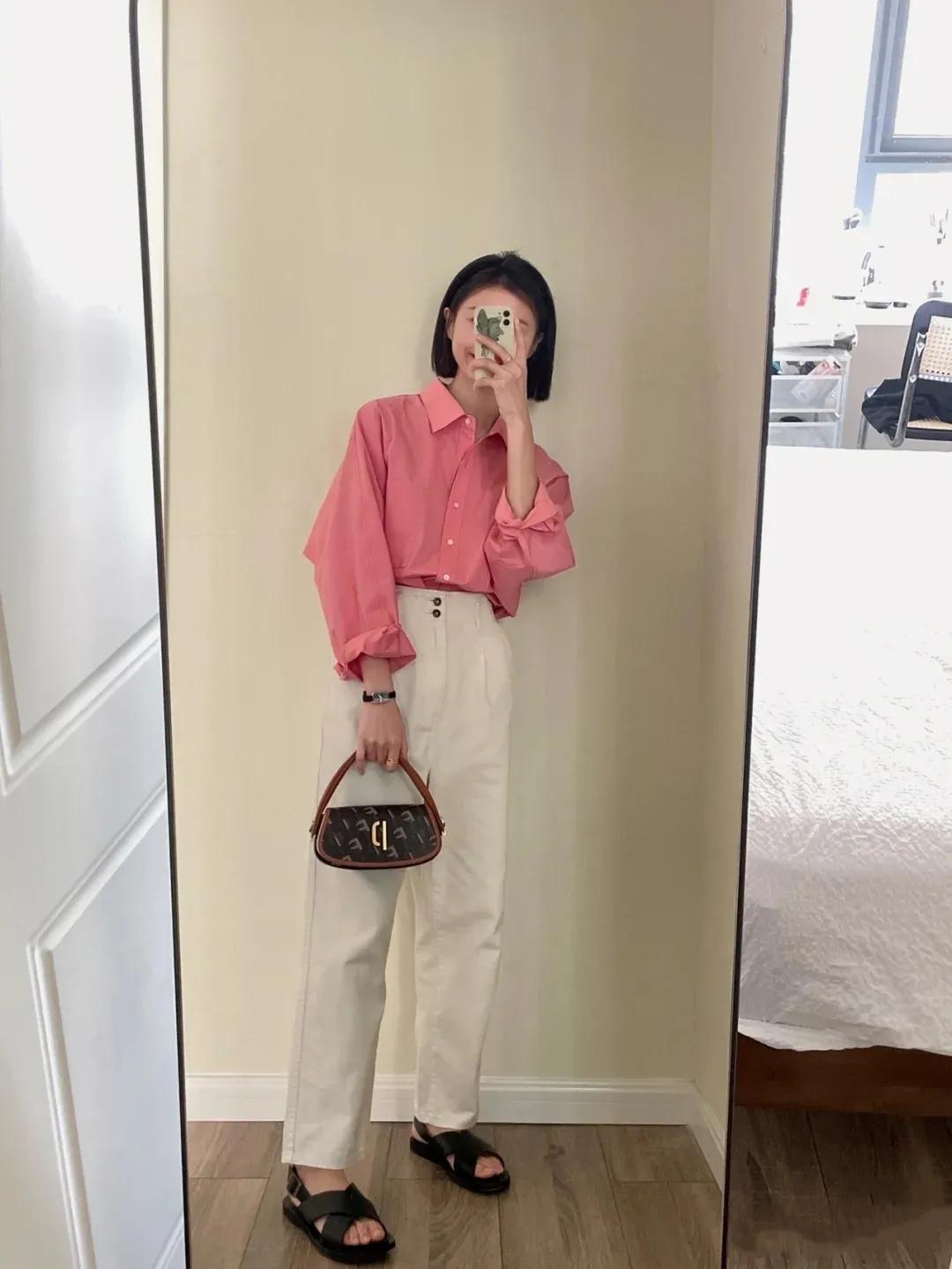 时尚穿搭展示粉色衬衫搭配牛仔裤,粉色衬衫搭配什么颜色的裤子好看