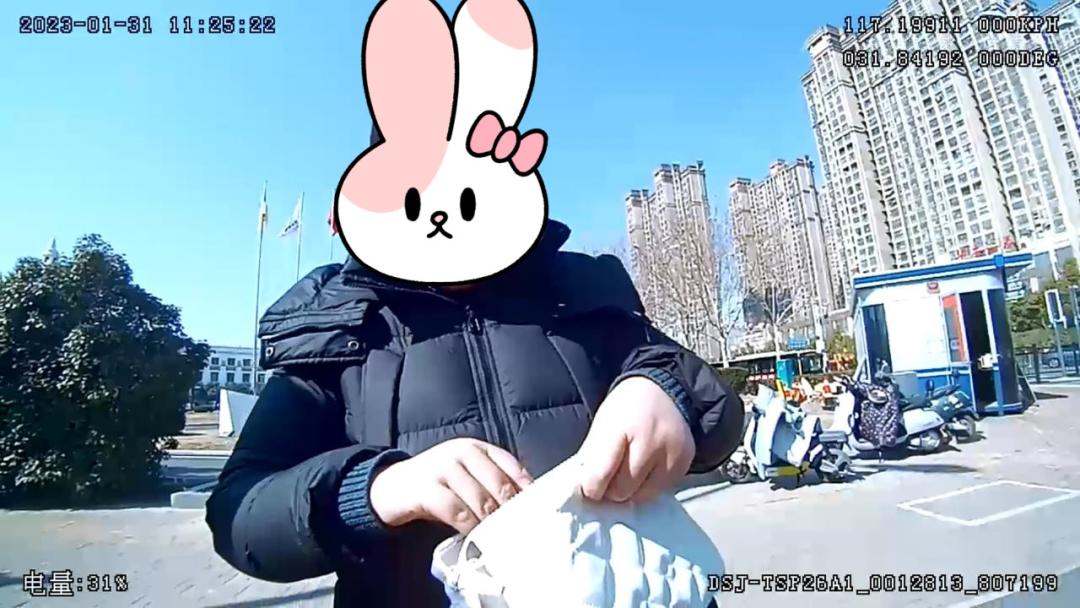 合肥外卖小哥在路边摊,合肥闯红灯外卖小哥