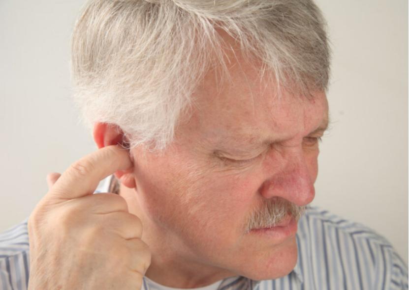耳朵总是油得很还痒但掏不出东西,耳朵里面很痒但不敢掏一碰很疼