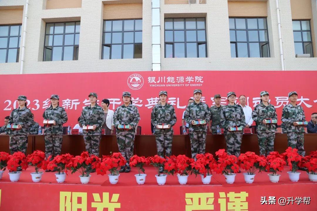 银川能源学院2020级新生军训男,宁夏银川能源学院军训